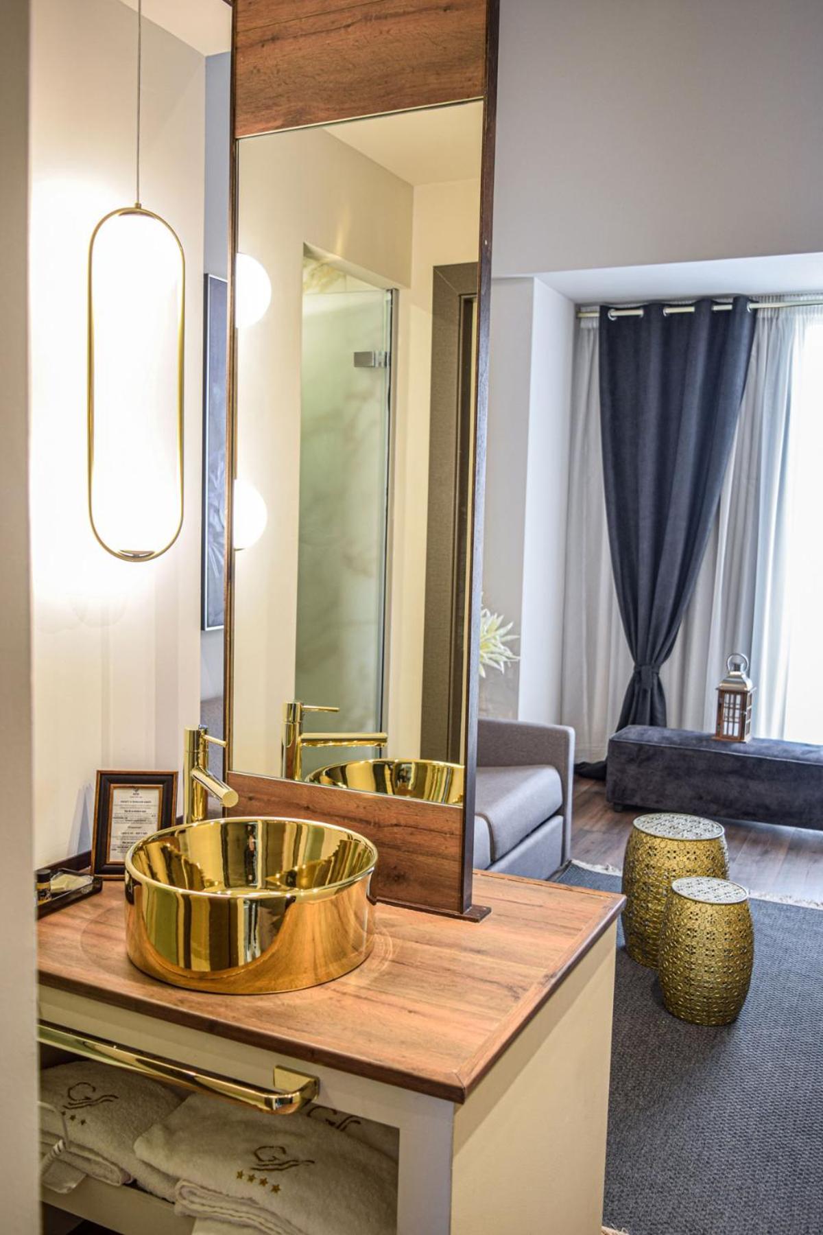 Golden Apartment *
