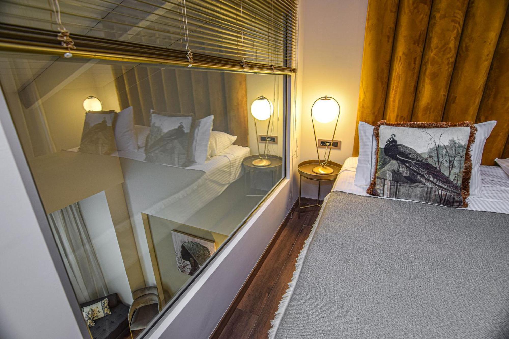 Golden Apartment *