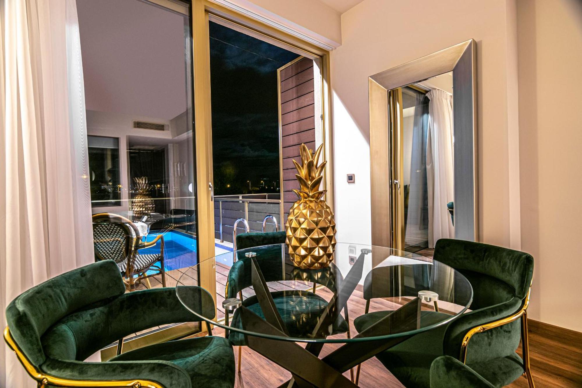 Golden Apartment *